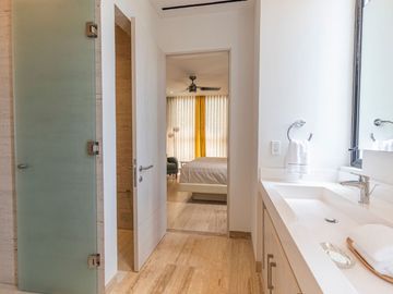 Departamento en venta con vista al campo de golf y lago, en Yucatan Country Club, venta Mérida.