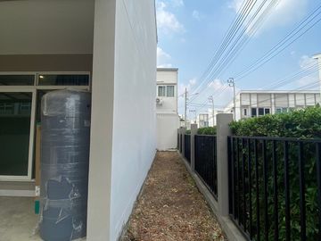 ราคาสุดคุ้ม!! ขายทาวน์โฮม 2 ชั้น (หลังมุมติดถนนในโครงการ) มีพื้นที่ด้านข้าง โครงการ เฌอ งามวงศ์วาน-ประชาชื่น (CHER Ngamwongwan-Prachachuen) เนื้อที่ 2