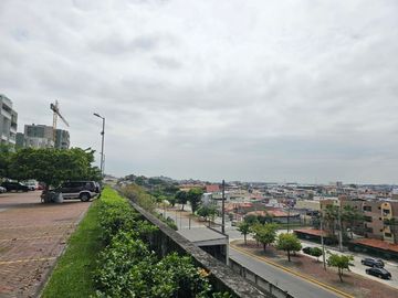 Venta de departamento con Vista Panorámica desde un cerro de 80 metros junto al Colegio San José frente a la urbanización Álamos Norte en Guayaquilegi