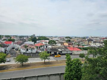 Venta de departamento con Vista Panorámica desde un cerro de 80 metros junto al Colegio San José frente a la urbanización Álamos Norte en Guayaquilegi