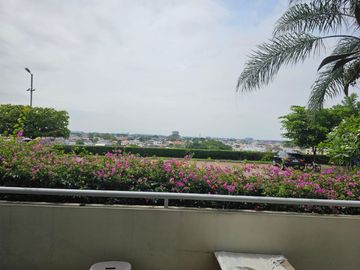 Venta de departamento con Vista Panorámica desde un cerro de 80 metros junto al Colegio San José frente a la urbanización Álamos Norte en Guayaquilegi