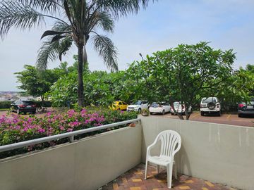 Venta de departamento con Vista Panorámica desde un cerro de 80 metros junto al Colegio San José frente a la urbanización Álamos Norte en Guayaquilegi