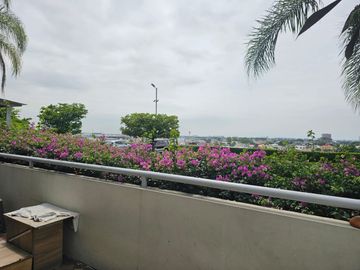 Venta de departamento con Vista Panorámica desde un cerro de 80 metros junto al Colegio San José frente a la urbanización Álamos Norte en Guayaquilegi
