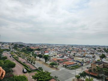 Venta de departamento con Vista Panorámica desde un cerro de 80 metros junto al Colegio San José frente a la urbanización Álamos Norte en Guayaquilegi