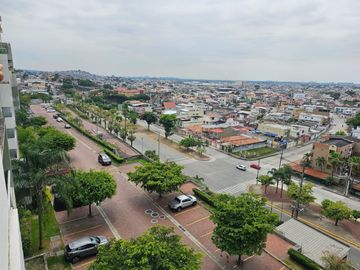 Venta de departamento con Vista Panorámica desde un cerro de 80 metros junto al Colegio San José frente a la urbanización Álamos Norte en Guayaquilegi