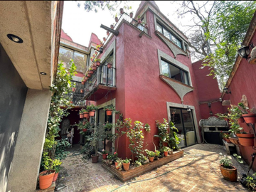 Casa renovada en venta en Barrio Santa Catarina Coyoaca