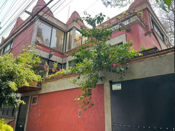 Casa renovada en venta en Barrio Santa Catarina Coyoaca