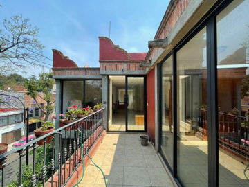Casa renovada en venta en Barrio Santa Catarina Coyoaca