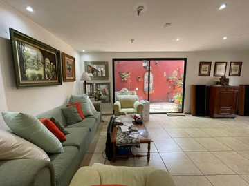 Casa renovada en venta en Barrio Santa Catarina Coyoaca