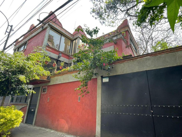 Casa renovada en venta en Barrio Santa Catarina Coyoaca