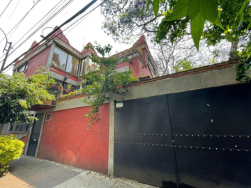 Casa renovada en venta en Barrio Santa Catarina Coyoaca