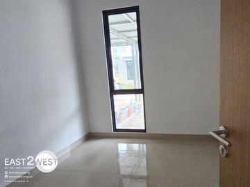 Disewakan Rumah Cluster Yuthica Puspita Loka BSD City Tangerang Selatan Unit Baru Semi Furnished Lokasi Nyaman Strategis