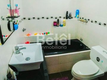 Casa en Venta - Ricaurte en avenida principal