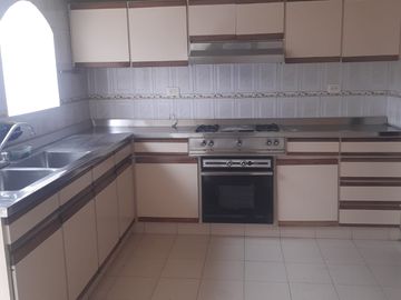 SE VENDE EXCELENTE CASA CERCA ESCUELA MILITAR JOSE MARIA CORDOBA
