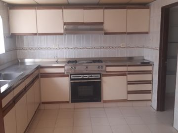 SE VENDE EXCELENTE CASA CERCA ESCUELA MILITAR JOSE MARIA CORDOBA