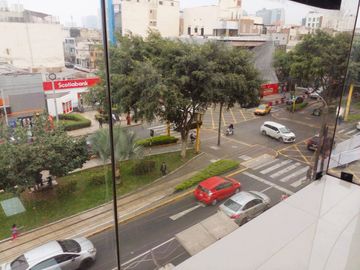 Se Vende Local Comercial(consultorio) En El Corazón De Lince (Riso) Cuarto Piso