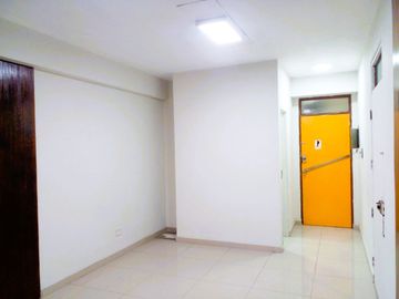 Se Vende Local Comercial(consultorio) En El Corazón De Lince (Riso) Cuarto Piso