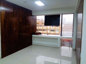 Se Vende Local Comercial(consultorio) En El Corazón De Lince (Riso) Cuarto Piso