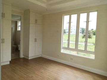 House for Sale at South Forbes Silang Cavite