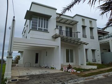 House for Sale at South Forbes Silang Cavite