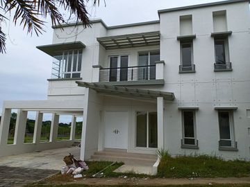 House for Sale at South Forbes Silang Cavite