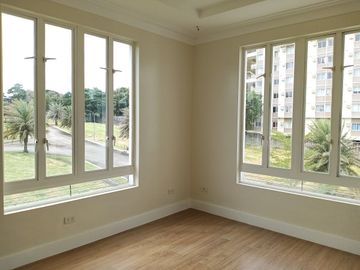 House for Sale at South Forbes Silang Cavite