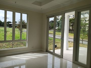 House for Sale at South Forbes Silang Cavite