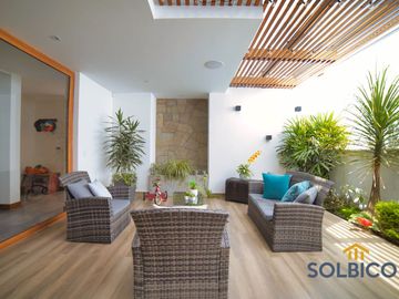 Hermosa casa de 2 plantas ubicada en Challuabamba a pocas cuadras del Supermaxi.
