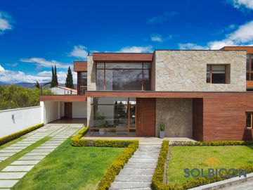 Hermosa casa de 2 plantas ubicada en Challuabamba a pocas cuadras del Supermaxi.
