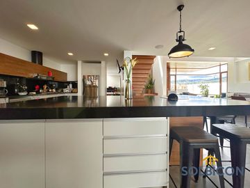 Hermosa casa de 2 plantas ubicada en Challuabamba a pocas cuadras del Supermaxi.