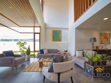Hermosa casa de 2 plantas ubicada en Challuabamba a pocas cuadras del Supermaxi.