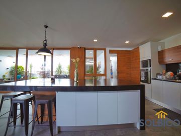 Hermosa casa de 2 plantas ubicada en Challuabamba a pocas cuadras del Supermaxi.