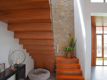 Hermosa casa de 2 plantas ubicada en Challuabamba a pocas cuadras del Supermaxi.