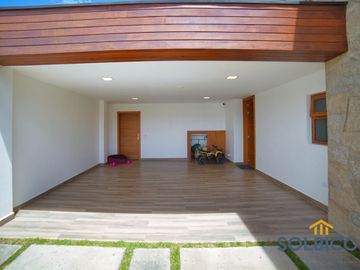 Hermosa casa de 2 plantas ubicada en Challuabamba a pocas cuadras del Supermaxi.