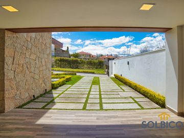 Hermosa casa de 2 plantas ubicada en Challuabamba a pocas cuadras del Supermaxi.