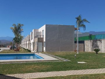 Venta de casa con alberca cerca de Tepoztlan