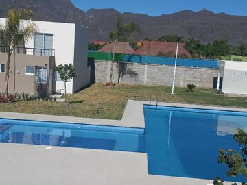 Venta de casa con alberca cerca de Tepoztlan