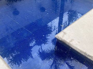 VENDO CASA AMUEBLADA Y EQUIPADA, JARDÍN, ALBERCA A UN COSTADO DEL FRACC. BURGOS