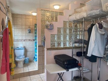 VENDO CASA AMUEBLADA Y EQUIPADA, JARDÍN, ALBERCA A UN COSTADO DEL FRACC. BURGOS