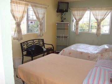 VENDO CASA AMUEBLADA Y EQUIPADA, JARDÍN, ALBERCA A UN COSTADO DEL FRACC. BURGOS