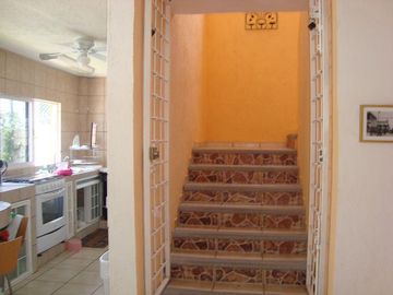 VENDO CASA AMUEBLADA Y EQUIPADA, JARDÍN, ALBERCA A UN COSTADO DEL FRACC. BURGOS