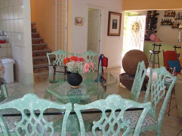 VENDO CASA AMUEBLADA Y EQUIPADA, JARDÍN, ALBERCA A UN COSTADO DEL FRACC. BURGOS