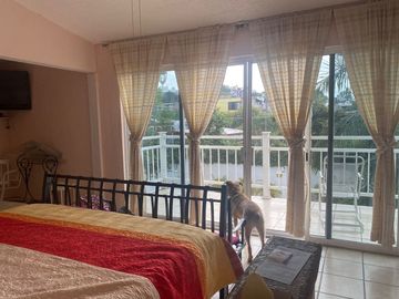 VENDO CASA AMUEBLADA Y EQUIPADA, JARDÍN, ALBERCA A UN COSTADO DEL FRACC. BURGOS