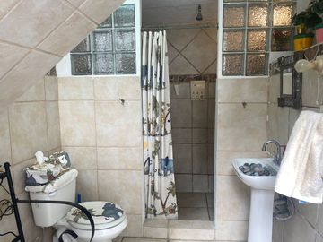 VENDO CASA AMUEBLADA Y EQUIPADA, JARDÍN, ALBERCA A UN COSTADO DEL FRACC. BURGOS
