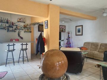 VENDO CASA AMUEBLADA Y EQUIPADA, JARDÍN, ALBERCA A UN COSTADO DEL FRACC. BURGOS