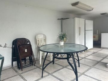 VENDO CASA AMUEBLADA Y EQUIPADA, JARDÍN, ALBERCA A UN COSTADO DEL FRACC. BURGOS