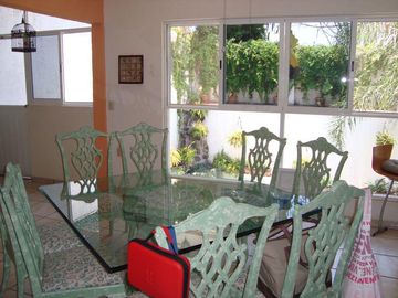 VENDO CASA AMUEBLADA Y EQUIPADA, JARDÍN, ALBERCA A UN COSTADO DEL FRACC. BURGOS