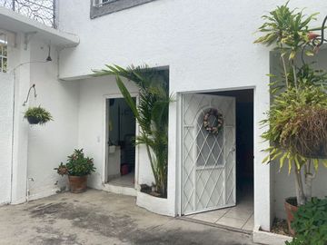 VENDO CASA AMUEBLADA Y EQUIPADA, JARDÍN, ALBERCA A UN COSTADO DEL FRACC. BURGOS