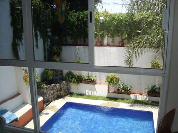 VENDO CASA AMUEBLADA Y EQUIPADA, JARDÍN, ALBERCA A UN COSTADO DEL FRACC. BURGOS