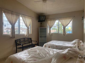 VENDO CASA AMUEBLADA Y EQUIPADA, JARDÍN, ALBERCA A UN COSTADO DEL FRACC. BURGOS